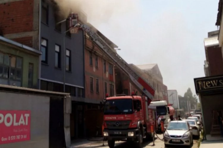 Bursa'da mobilya deposunda yangın çıktı!