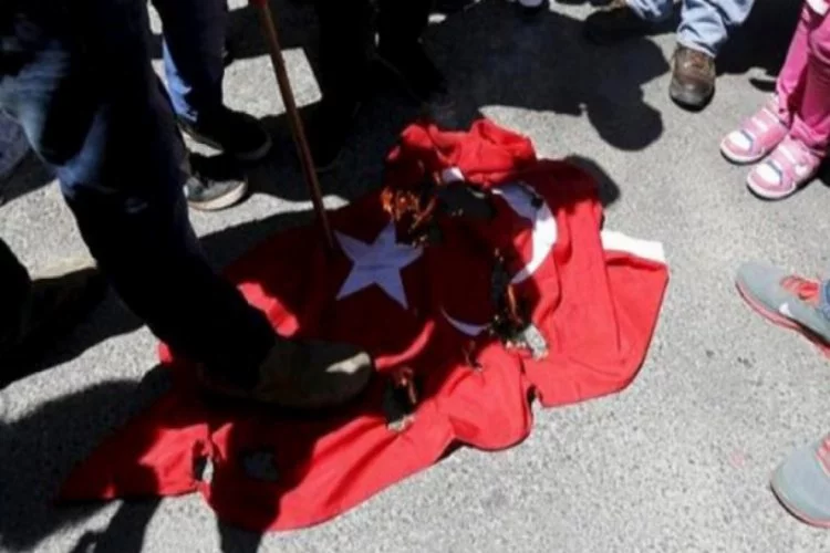 Ayasofya kararının ardından küstah protesto! Türk bayrağı yaktı