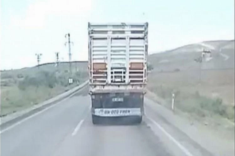 Ambulansa yol vermeyen kamyon şoförüne büyük şok!