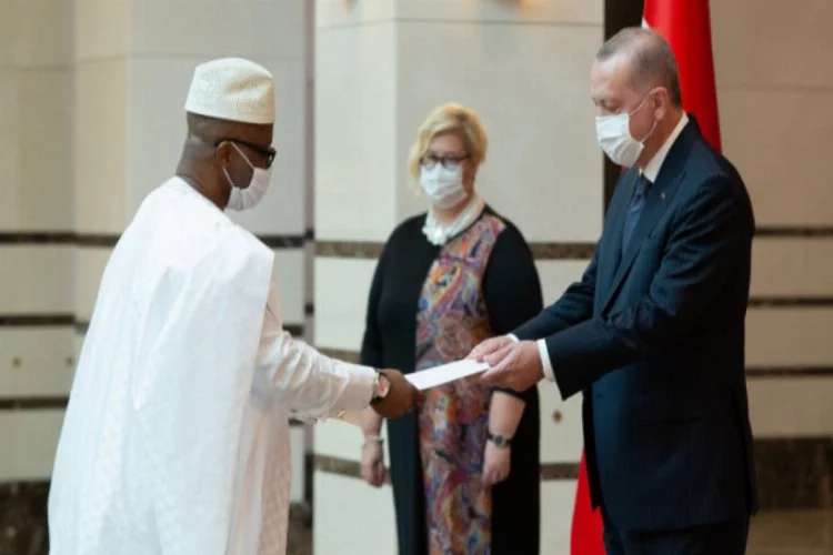 Sierra Leone Büyükelçisi Kai-Samba, Cumhurbaşkanı Erdoğan'a güven mektubu sundu