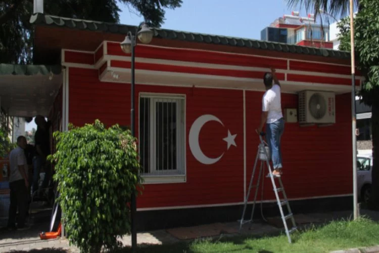 15 Temmuz anısına muhtarlık binasını bayrak renginde boyattı