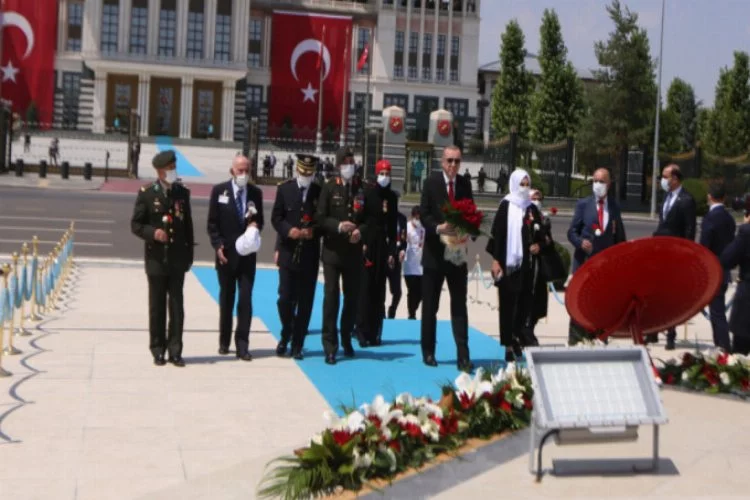 Erdoğan, Külliye'deki 15 Temmuz Anıtı'na çelenk bıraktı