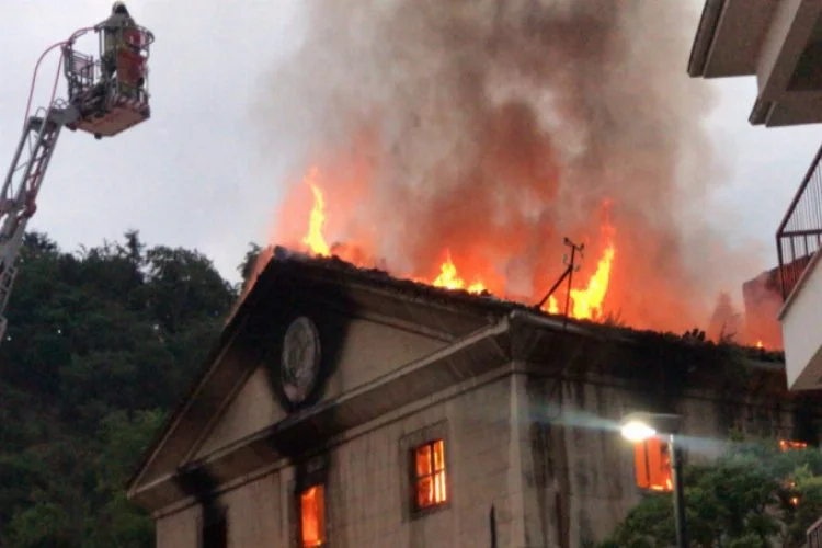 Bursa'da tarihi binada yangın paniği!