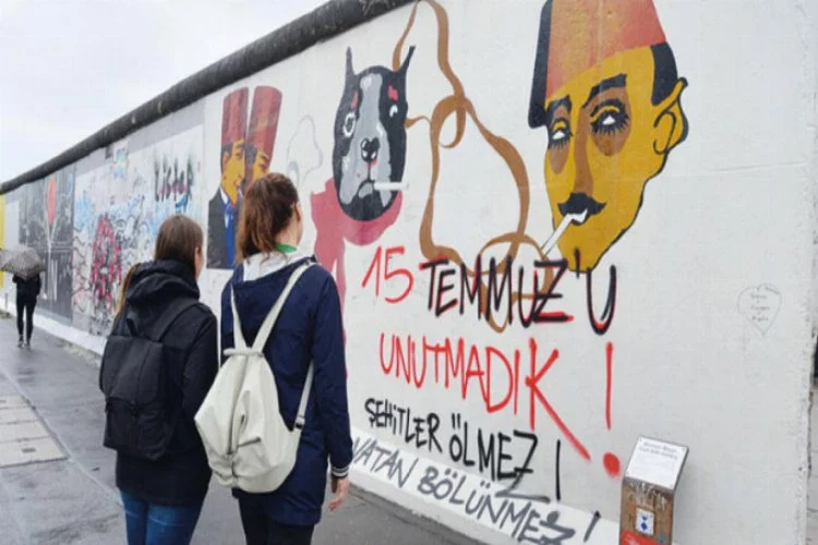 Berlin Duvarı'na 15 Temmuz notu