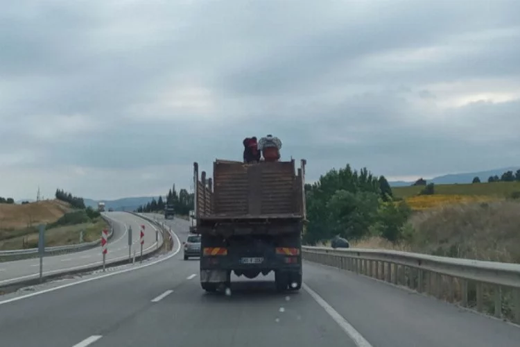 Bursa'da kamyon üstünde tehlikeli yolculuk