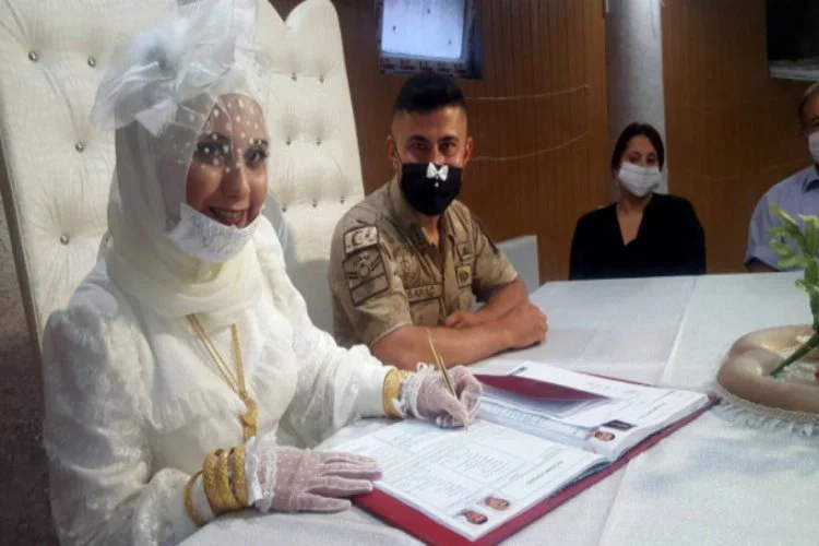 Uzman çavuş, 15 Temmuz'da üniformasıyla nikahına katıldı