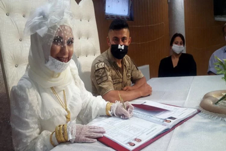 Uzman çavuş, 15 Temmuz'da üniformasıyla nikahına katıldı