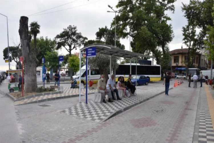 Bursa Gemlik'te otobüs durakları yenilendi
