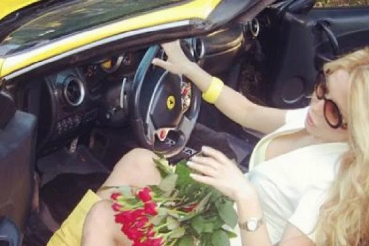 Sevgilisi Ciciş Esra'ya Ferrari hediye etti