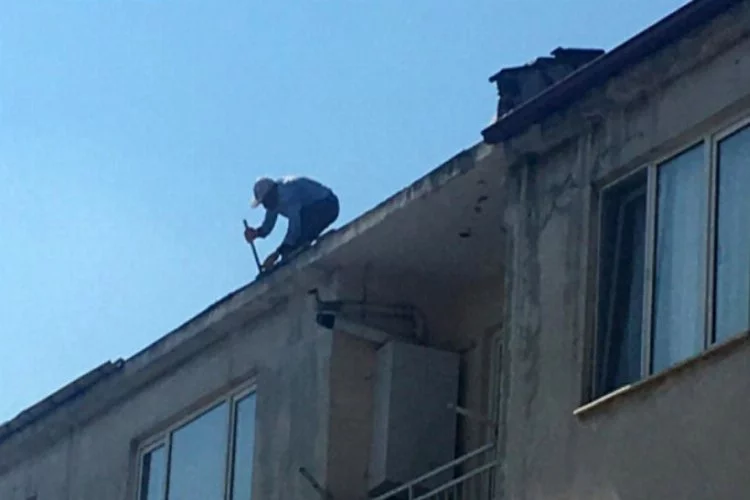 Bursa'da binanın çatısında yürekleri ağza getiren anlar!