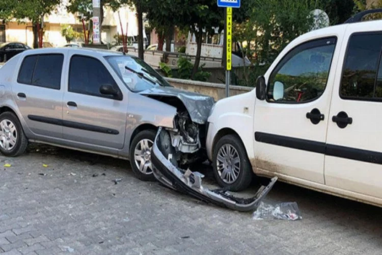 5 otomobilin hasar gördüğü kazada 3 kişi yaralandı