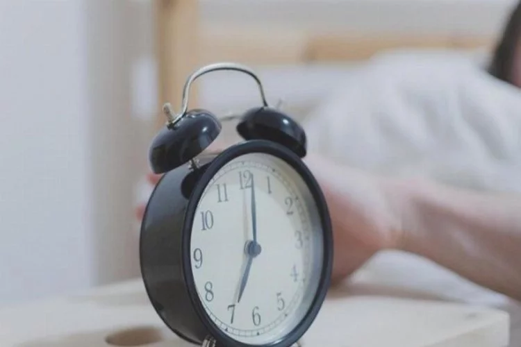 Alarm kurarak uyanmak sağlığa zararlı olabilir