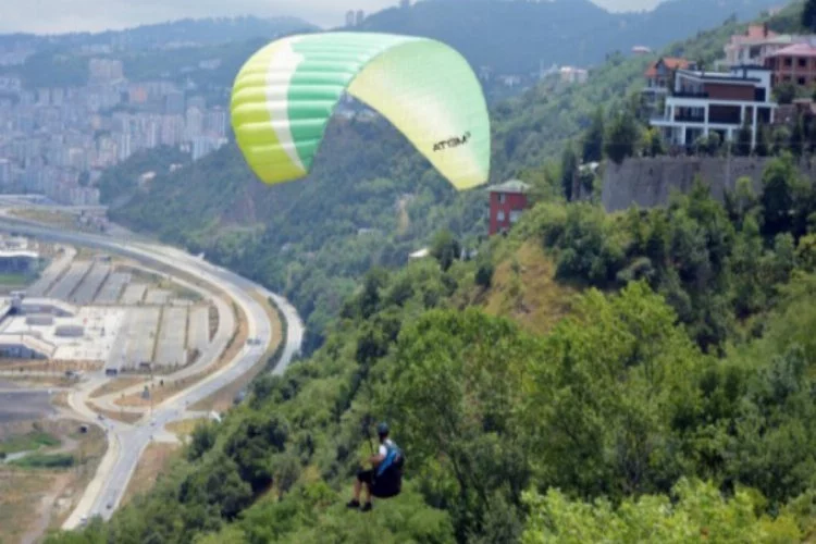Bursa'nın yamaç paraşütü Trabzon'da şov yaptı