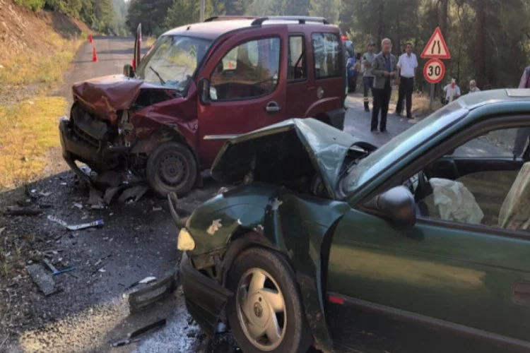 Bursa'da hafif ticari araç ile otomobil çarpıştı: 4 yaralı