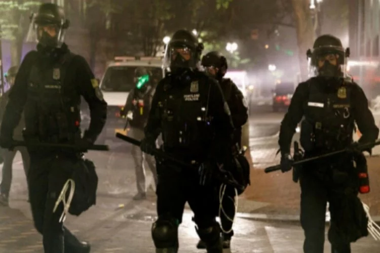 Kent karıştı: Polis göstericilere müdahale ediyor