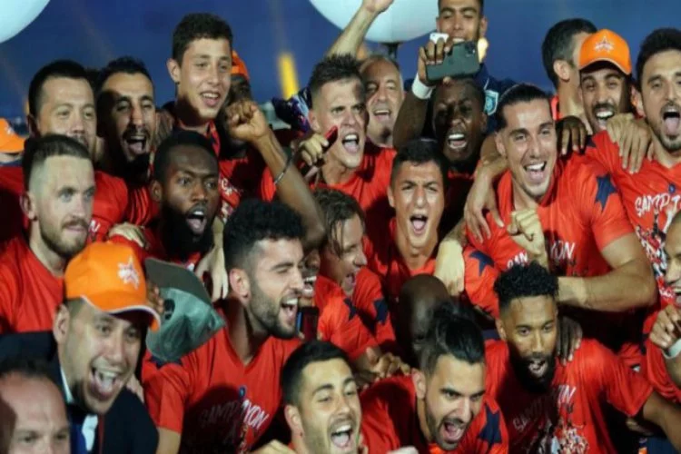Başakşehir'de 13 futbolcu ilk kez şampiyonluk yaşadı