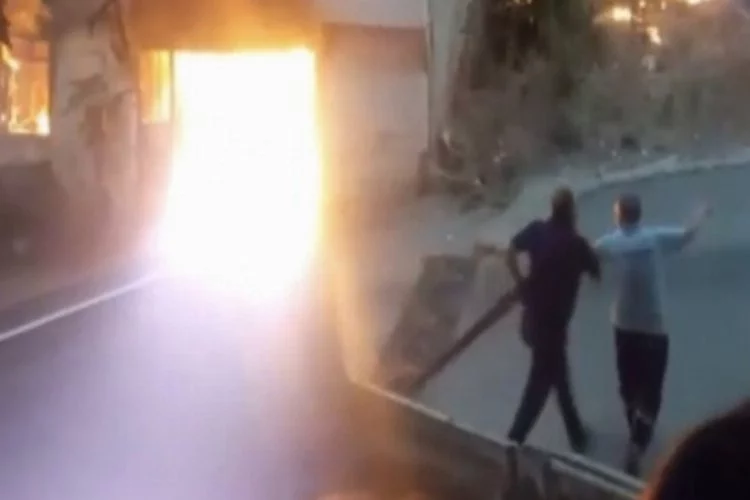 Bursa'da iki katlı bina alevler içinde kaldı