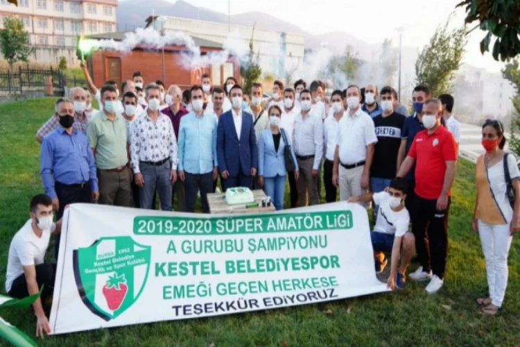 Bursa'da Başkan Başkan Tanır, şampiyonluk pastasını kesti