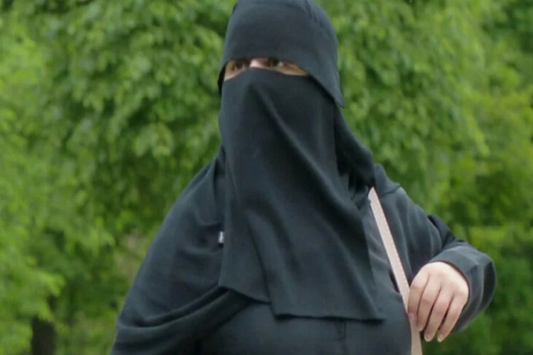 Okullarda çocukların 'burka' giymesi yasaklandı