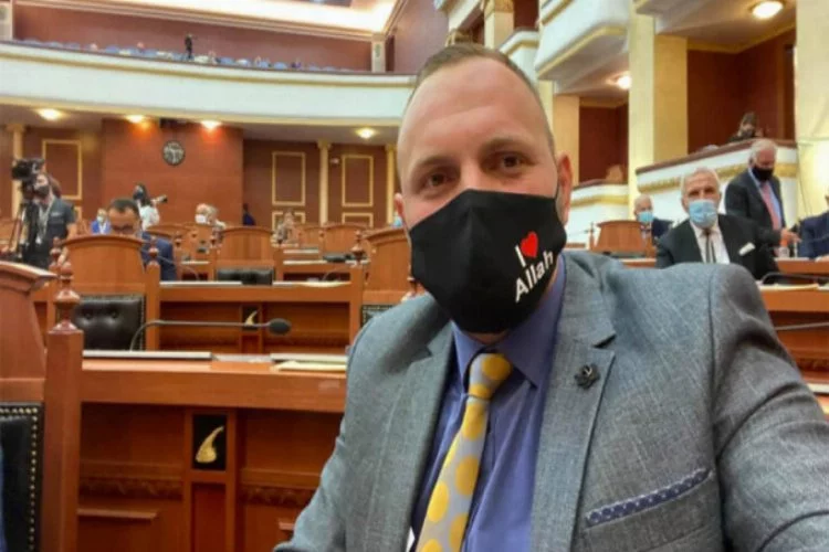 'I Love Allah" yazılı maskeyle meclise geldi
