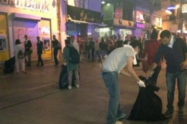 Göstericiler Taksim'deki çöpleri topladı