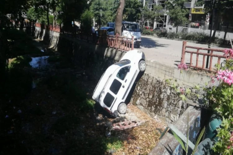 Bursa'da park halindeki araç dereye uçtu