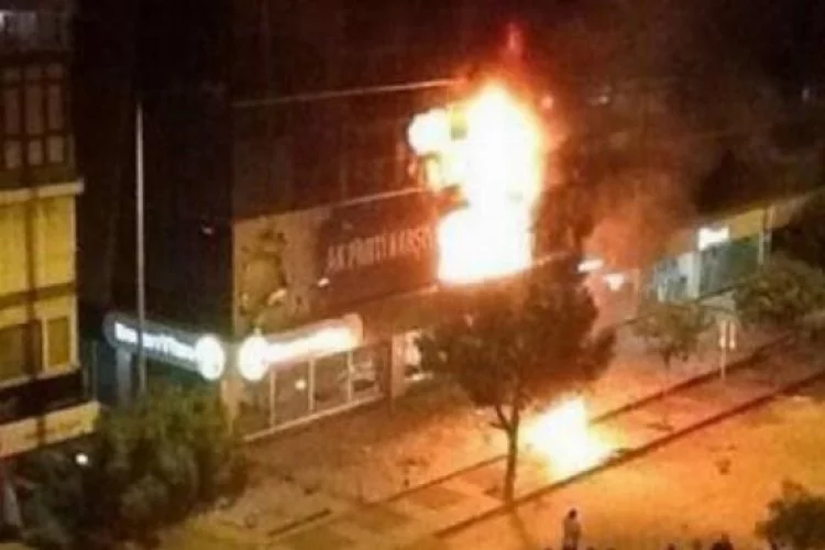 AK Parti ilçe binasını ateşe verdiler