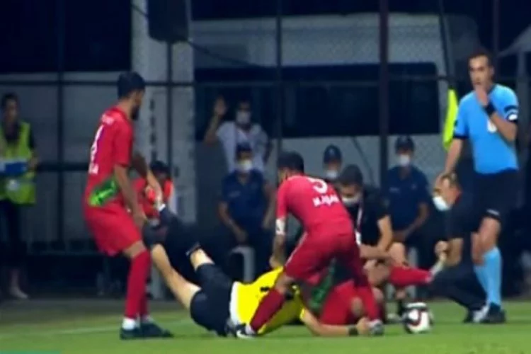 Karşıyakalı futbolcular, oyunun çabuk başlaması için rakip oyuncuyu sahanın dışına taşıdı