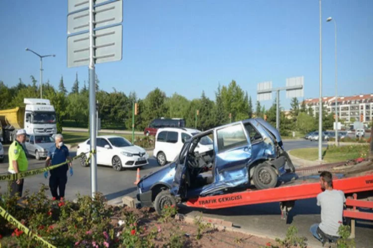 Minibüsle çarpışan otomobilin sürücüsü öldü
