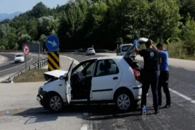 Bursa'da TIR ile çarpışan otomobildeki 2 kişi yaralandı