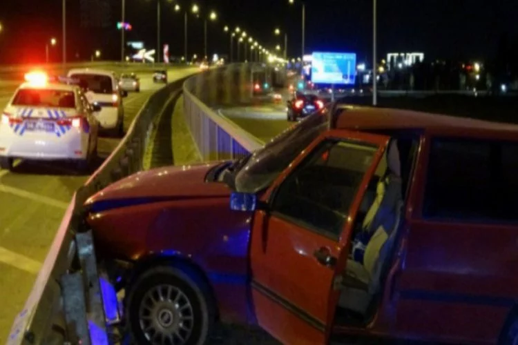 Sivas'ta otomobil bariyere çarptı