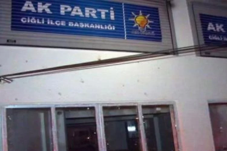 Göstericiler AK Parti binasını yaktı