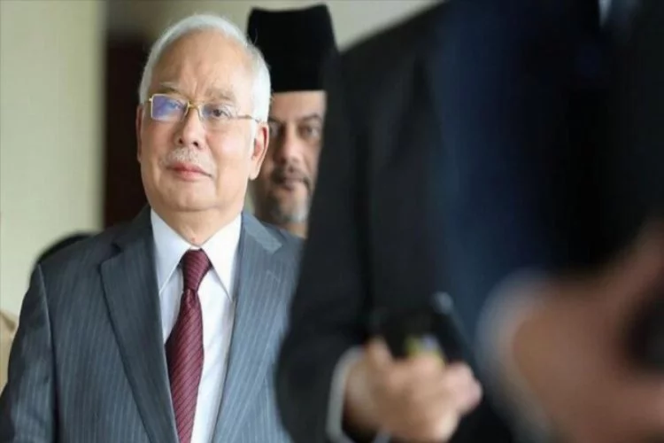 Eski Malezya Başbakanı yolsuzluk davasında suçlu bulundu