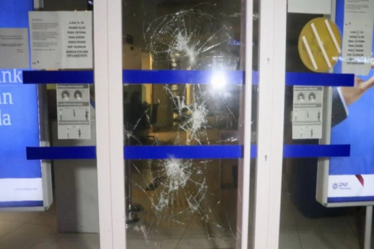 ATM kartını yutunca bankanın camını kırdı