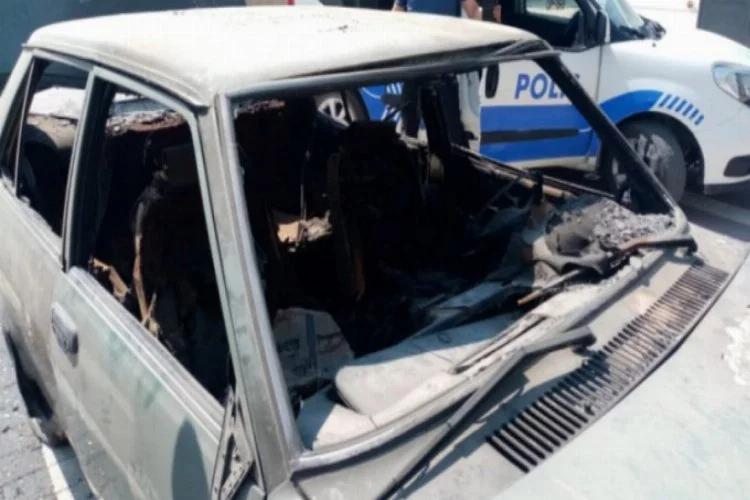 Bursa'da park halindeki otomobil yandı