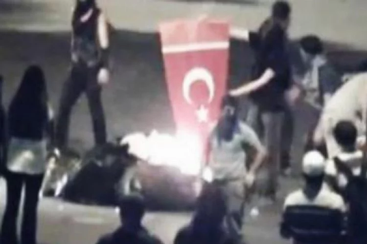 Eylemi bahane edip Türk bayrağını yaktılar
