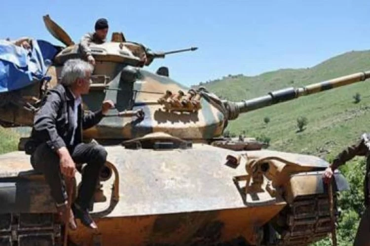 PKK ateş açınca BDP'liler askere kalkan oldu