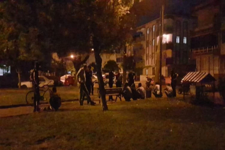 Bursa'da parkta uyuşturucu alemi yapan gençlerden 2'si tutuklandı!