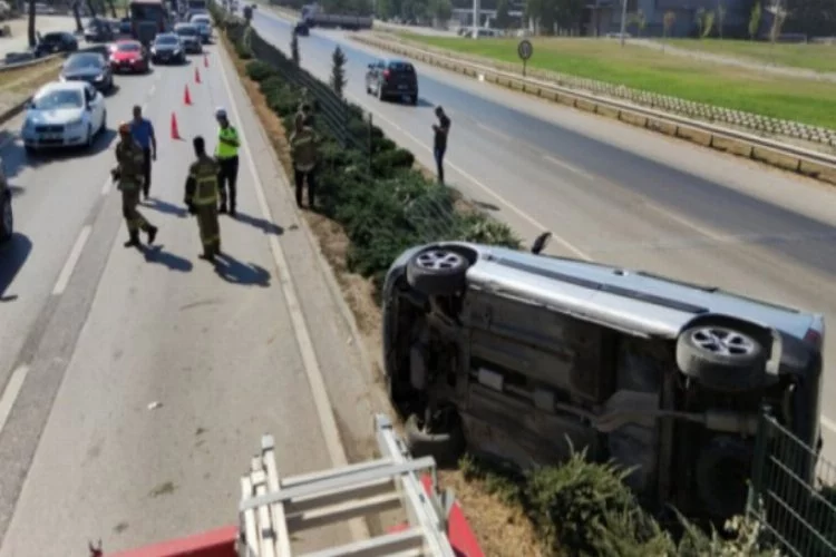 Bursa'da hafif ticari aracın sürücüsünün yaralandığı kaza kamerada