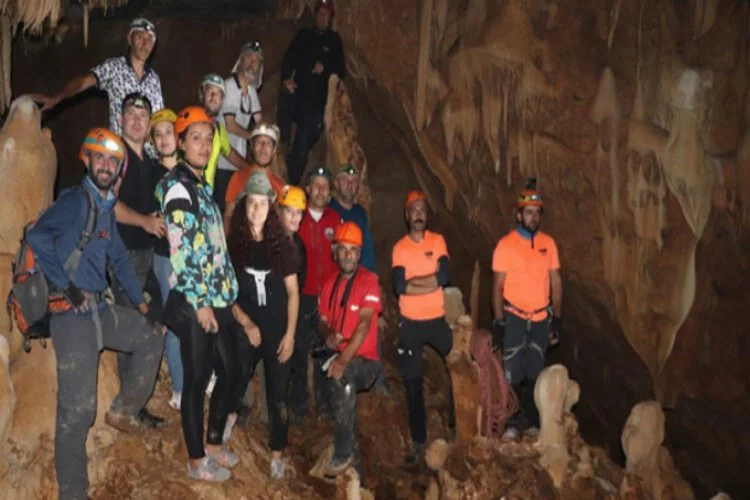 Dağcılar, Sümbül Dağı'nda geçen yıl keşfedilen mağarayı gezdi