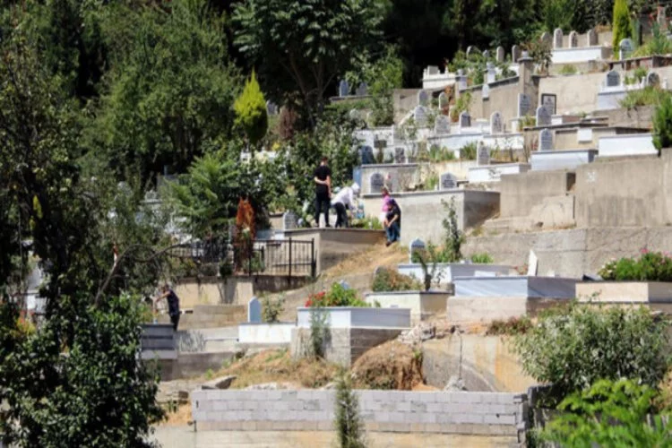Toplu ziyaretlerin yasaklandığı mezarlıklarda sakinlik hakim