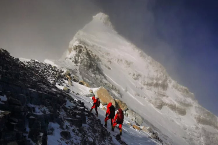 Everest dağcılara yeniden açılıyor