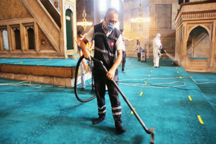 Ayasofya Camisi'nde Kurban Bayramı temizliği