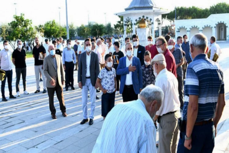 Bülent Turan, bayram namazını Lapseki'de kıldı