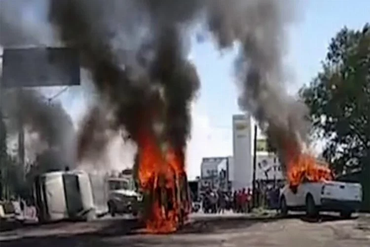 Göstericiler araçları ateşe verdi