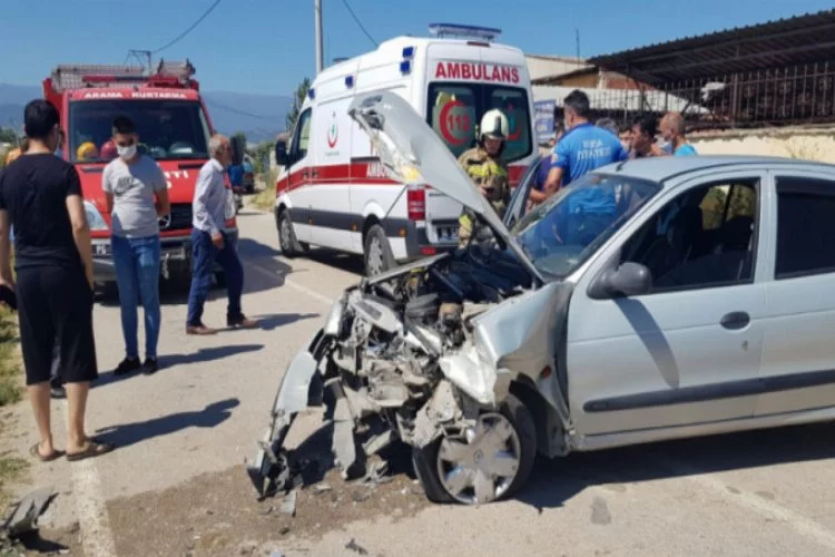 Bursa'da iki otomobil kafa kafaya çarpıştı