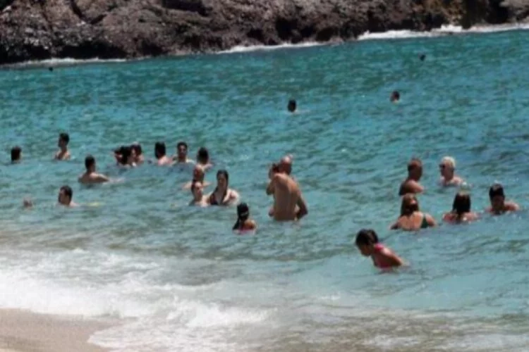 Tatilciler bayramı plajlarda geçiriyor