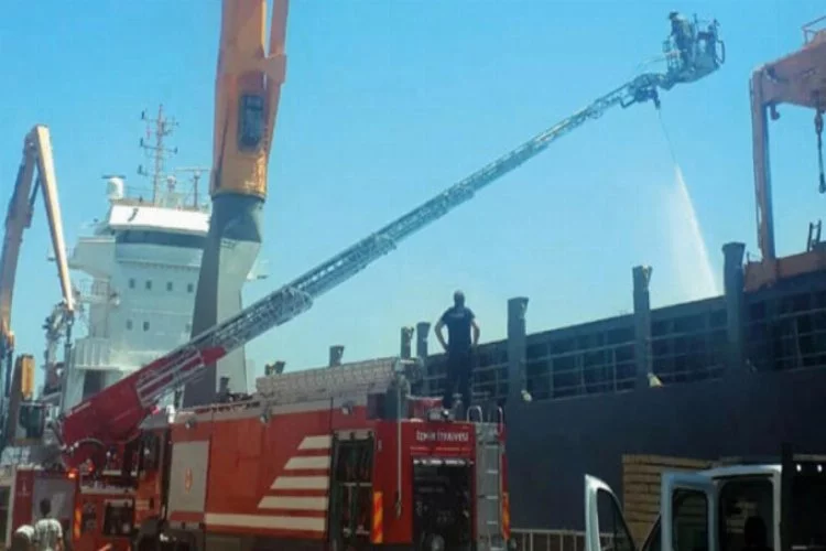 İzmir Limanı'nda gemide yangın