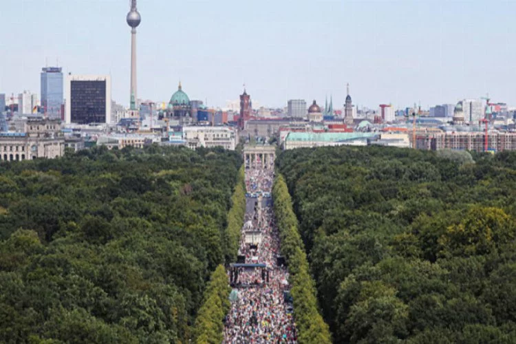 Almanya'da binlerce insan maske ve sosyal mesafeye karşı gösteri yaptı