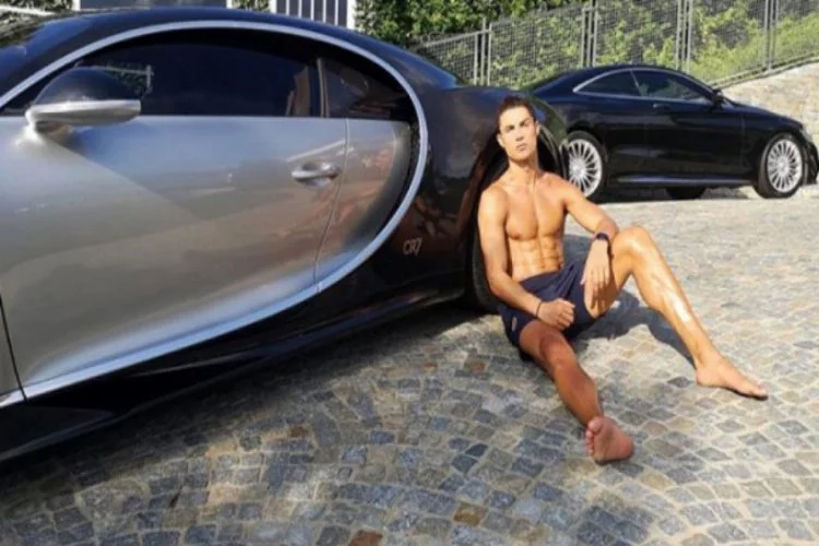 Yıldız futbolcu kendini şımartıyor! Dünyanın en pahalı arabasını aldı